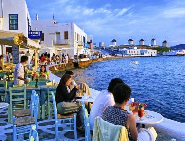 Άρχισαν να ξηλώνουν σε γνωστό beach bar στην Μύκονο αλλά «έφαγαν» πρόστιμο 380.000 ευρώ!